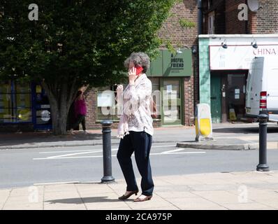 Oxted, UK, 5 AGOSTO 2020, le persone a Oxted godere del caldo all'inizio dell'onda di calore che è prevista per i prossimi giorni.la temperatura oggi è 23C.Credit: Keith Larby/Alamy Live News Foto Stock