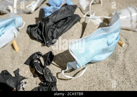 Rifiuti di rifiuti ospedalieri, rifiuti medici monouso sulla costa del mare, inquinamento marino covid Foto Stock