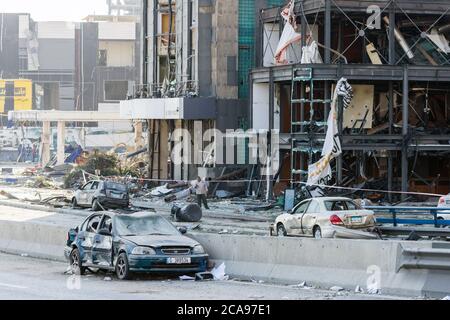 Achrafieh/Beirut, Libano, 5 agosto 2020. Auto distrutta dopo una massiccia esplosione scosse Beirut il 4 agosto nel quartiere di Mar Mikhael. Credit: Joseph Khoury/Alamy Live News Foto Stock