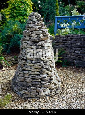 Un Cairn di pietra di Cotswold fa un bel giardino che parla punto Foto Stock