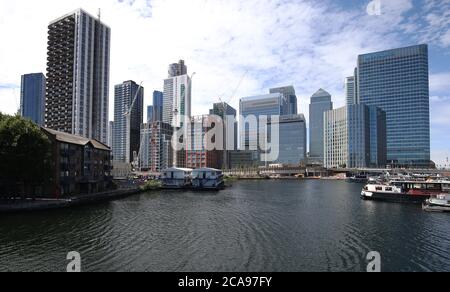 Una vista generale dello skyline di Canary Wharf, visto dal Bacino di Blackwall, che include gli uffici di HSBC, Barclays, state Street, Citi Bank e l'edificio One Canada Square. Foto Stock