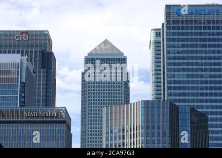 Una vista generale dello skyline di Canary Wharf, visto dal Bacino di Blackwall, che include gli uffici di HSBC, Barclays, state Street, Citi Bank e l'edificio One Canada Square. Foto Stock