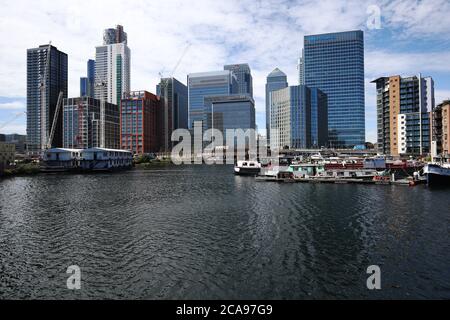 Una vista generale dello skyline di Canary Wharf, visto dal Bacino di Blackwall, che include gli uffici di HSBC, Barclays, state Street, Citi Bank e l'edificio One Canada Square. Foto Stock