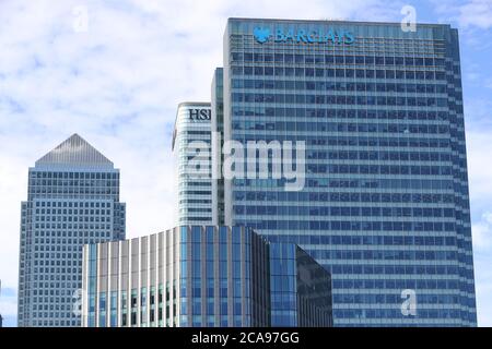 Una vista generale dello skyline di Canary Wharf, visto dal Bacino di Blackwall, che include gli uffici di HSBC, Barclays e l'edificio One Canada Square. Foto Stock