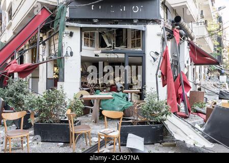 Achrafieh/Beirut, Libano, 5 agosto 2020. I ristoranti distrutti dopo una massiccia esplosione scosso Beirut il 4 agosto nel quartiere di Mar Mikhael. Credit: Joseph Khoury/Alamy Live News Foto Stock