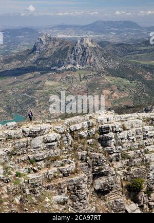 Un escursionista gode di una vista sulle montagne dal Parque Natural Sierra de Grazalema a El Gastor e Olvera Foto Stock