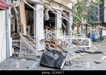 Achrafieh/Beirut, Libano, 5 agosto 2020. I ristoranti distrutti dopo una massiccia esplosione scosso Beirut il 4 agosto nel quartiere di Mar Mikhael. Credit: Joseph Khoury/Alamy Live News Foto Stock