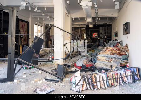 Achrafieh/Beirut, Libano, 5 agosto 2020. Negozi distrutti dopo una massiccia esplosione scosse Beirut il 4 agosto nel quartiere di Mar Mikhael. Credit: Joseph Khoury/Alamy Live News Foto Stock