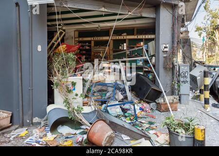 Achrafieh/Beirut, Libano, 5 agosto 2020. Negozi distrutti dopo una massiccia esplosione scosse Beirut il 4 agosto nel quartiere di Mar Mikhael. Credit: Joseph Khoury/Alamy Live News Foto Stock