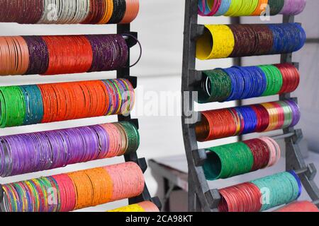 colorati bangle esposti per la vendita nei mercati locali Foto Stock