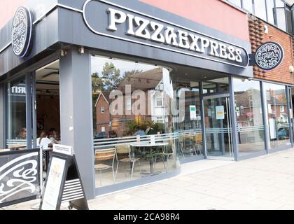 Oxted, Surrey, 5 agosto 2020, la gente continua a cenare in quanto Pizza Express Oxted sotto minaccia di chiusura. Ieri è scoppiata la notizia che Pizza Express sta considerando la chiusura di 67 dei suoi ristoranti nel Regno Unito, il che significherebbe la perdita di 1,100 posti di lavoro. La catena è l'ultimo punto vendita di High Street ad intraprendere una ristrutturazione della sua attività dopo che il commercio è stato fermato dalla pandemia del coronavirus.Credit: Keith Larby/Alamy Live News Foto Stock