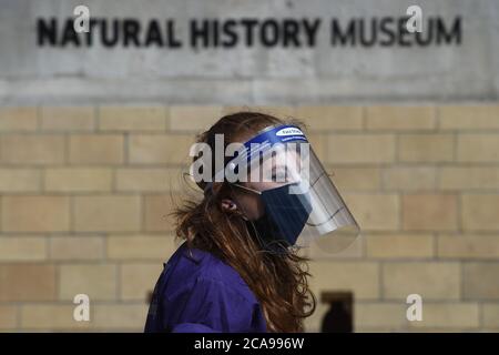 LA DATA DI CORREZIONE RITRASMESSA DAL 4 AL 5 UN membro dello staff indossa i DPI al Natural History Museum di South Kensington, Londra, mentre riapre al pubblico per la prima volta dopo il blocco del coronavirus. Foto Stock