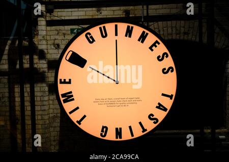 Dublino - 2019 agosto: Orologio in Guinness Storehouse Foto Stock