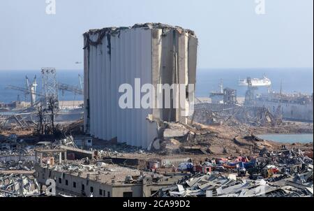 Beirut, Libano. 05 agosto 2020. Un silo distrutto è visto tra le macerie e i detriti a seguito di una massiccia esplosione nella capitale libanese Beirut, mercoledì 5 agosto 2020. I soccorritori hanno lavorato per tutta la notte dopo due enormi esplosioni scoppiate nel porto di Beirut il 4 agosto, uccidendo almeno 100 persone e ferendo migliaia di persone. Foto di Ahmad tero/UPI Credit: UPI/Alamy Live News Foto Stock