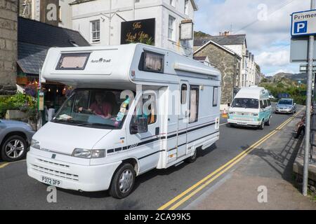 Motorhome,campervan,auto,in,tourist,turismo,traffico,Barmouth,espansivo,scenico,vista,vedute,di,fiume,estuario,Gwynedd,Parco Nazionale Snowdonia,Galles,Galles,Galles,UK.U.K. Europe,europeo, Foto Stock