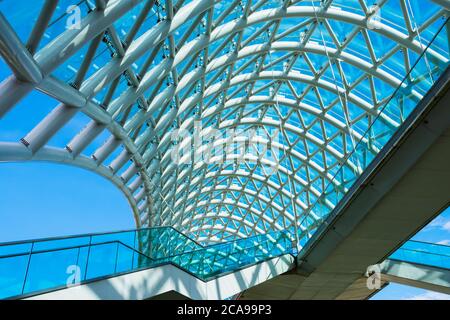 La pace ponte sopra il fiume Mtkvari, progettato dall'architetto italiano Michele de Lucci, Tbilisi, Georgia, nel Caucaso, Medio Oriente e Asia Foto Stock