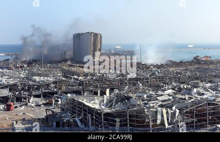 Beirut, Libano. 05 agosto 2020. Un silo distrutto è visto tra le macerie e i detriti a seguito di una massiccia esplosione nella capitale libanese Beirut, mercoledì 5 agosto 2020. I soccorritori hanno lavorato per tutta la notte dopo due enormi esplosioni scoppiate nel porto di Beirut il 4 agosto, uccidendo almeno 100 persone e ferendo migliaia di persone. Si sospetta che la causa dell'esplosione sia lo stoccaggio improprio di nitrato di ammonio. Foto di Ahmad tero/UPI Credit: UPI/Alamy Live News Foto Stock