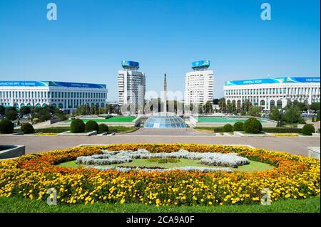 Piazza della Repubblica Park e il Monumento di indipendenza, Almaty in Kazakistan e in Asia centrale Foto Stock