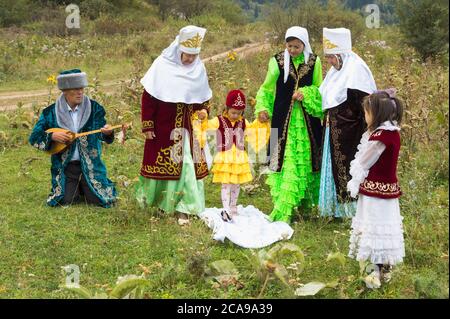 Cerimonia di Tussau Kesu conosciuta come Cutting the Threat, villaggio etnografico kazako AUL Gunny, città di Talgar, Almaty, Kazakistan, Asia centrale, Asia, per ed Foto Stock