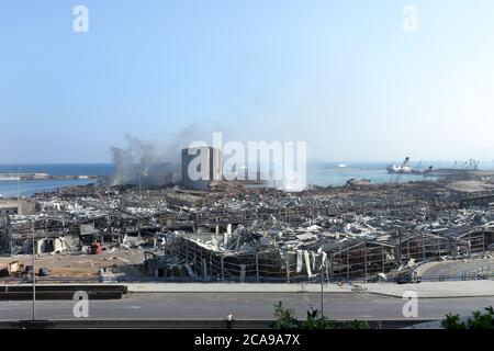 Beirut, Libano. 05 agosto 2020. Un silo distrutto è visto tra le macerie e i detriti di una massiccia esplosione nella capitale libanese Beirut, mercoledì 5 agosto 2020. I soccorritori hanno lavorato per tutta la notte dopo due enormi esplosioni scoppiate nel porto di Beirut il 4 agosto, uccidendo almeno 100 persone e ferendo migliaia di persone. Si sospetta che la causa dell'esplosione sia lo stoccaggio improprio di nitrato di ammonio. Foto di Ahmad tero/UPI Credit: UPI/Alamy Live News Foto Stock