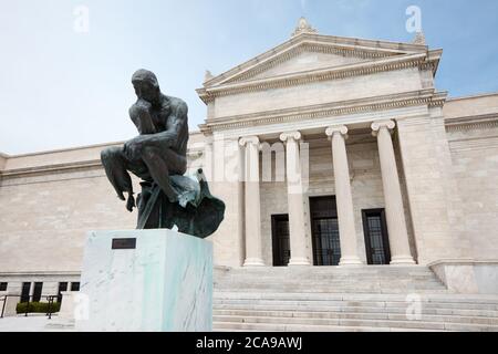 Cleveland, Ohio, Stati Uniti - Statua di Auguste Rodin di fronte al Cleveland Museum of Art Foto Stock
