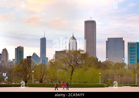 Chicago, centro citta', Illinois, Stati Uniti - serata al Grant Park e skyline degli edifici del centro citta'. Foto Stock