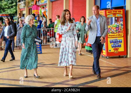 Il Duca e la Duchessa di Cambridge lasciano l'Island Leisure Amusement Arcade, dove Gavin e Stacey sono stati girati e camminano lungo la passeggiata, durante la loro visita a Barry Island, nel Galles del Sud, per parlare con i proprietari locali d'affari circa l'impatto del COVID-19 sul settore turistico. Foto Stock