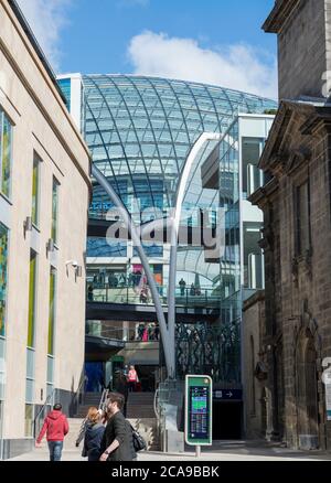 Ingresso al Trinity Center di Leeds, West Yorkshire Foto Stock