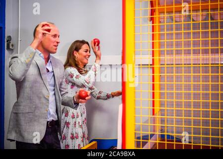 Il duca e la duchessa di Cambridge lanciano palline per abbattere le figure di un gioco arcade all'Island Leisure Amusement Arcade, dove Gavin e Stacey sono girati, durante la loro visita a Barry Island, nel Galles del Sud, per parlare con i proprietari di aziende locali dell'impatto del COVID-19 sul settore turistico. Foto Stock