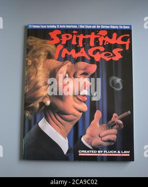 Il libro della mostra di marionette satiriche ITV degli anni '80 - Spitting Image. Foto Stock