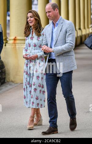 Il Duca e la Duchessa di Cambridge sul lungomare mentre visitano capanne sulla spiaggia, durante la loro visita a Barry Island, Galles del Sud, per parlare con i proprietari locali d'affari circa l'impatto del COVID-19 sul settore turistico. Foto Stock