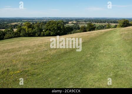 Ellesborough, Regno Unito. 30 luglio 2020. Una vista da Beacon Hill in Chilterns. Beacon Hill si ritiene sia il luogo della battaglia di Re Cunobelino contro i Romani e il Monte Cimbelino, o Castello di Cimbelino, cui si fa riferimento nella tragedia di Cimbelino di William Shakespeare. Credit: Mark Kerrison/Alamy Live News Foto Stock