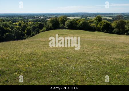 Ellesborough, Regno Unito. 30 luglio 2020. Una vista da Beacon Hill in Chilterns. Beacon Hill si ritiene sia il luogo della battaglia di Re Cunobelino contro i Romani e il Monte Cimbelino, o Castello di Cimbelino, cui si fa riferimento nella tragedia di Cimbelino di William Shakespeare. Credit: Mark Kerrison/Alamy Live News Foto Stock