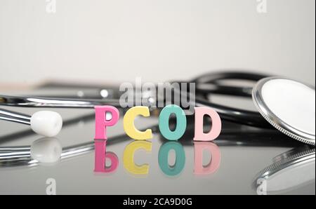 PCOD o sindrome dell'ovaio policistico concetto di malattia medica o sanitaria che mostra lettere e stetoscopio come sfondo. Foto Stock