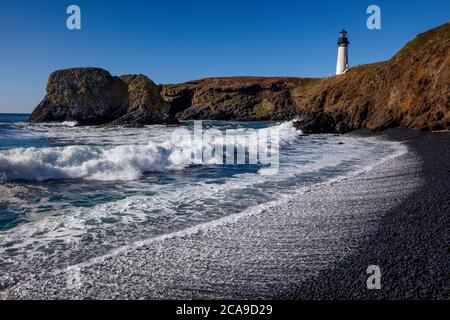 Waves at Yaquina Head Lighthouse, Newport, Oregon Foto Stock