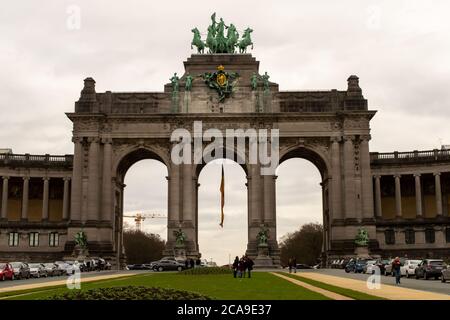 BRUXELLES, BELGIO - 3 GENNAIO 2019: Arco trionfale nel Parco del cinquantesimo anniversario a Bruxelles il 3 gennaio 2019. Foto Stock