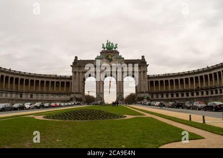 BRUXELLES, BELGIO - 3 GENNAIO 2019: Arco trionfale nel Parco del cinquantesimo anniversario a Bruxelles il 3 gennaio 2019. Foto Stock