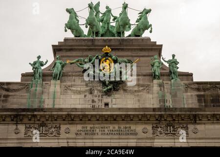 BRUXELLES, BELGIO - 3 GENNAIO 2019: Arco trionfale nel Parco del cinquantesimo anniversario a Bruxelles il 3 gennaio 2019. Foto Stock