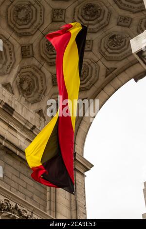 BRUXELLES, BELGIO - 3 GENNAIO 2019: Bandiera belga all'arco trionfale nel Parco del cinquantesimo anniversario a Bruxelles il 3 gennaio 2019. Foto Stock