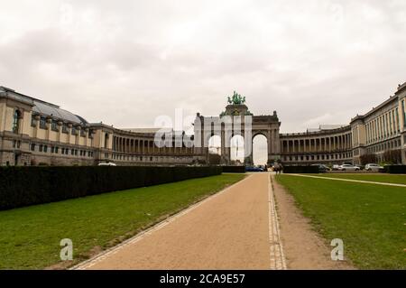 BRUXELLES, BELGIO - 3 GENNAIO 2019: Arco trionfale nel Parco del cinquantesimo anniversario a Bruxelles il 3 gennaio 2019. Foto Stock