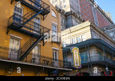 New Orleans - 04/15/2018 : vecchi edifici hanno ancora scale di fuoco all'aperto Foto Stock