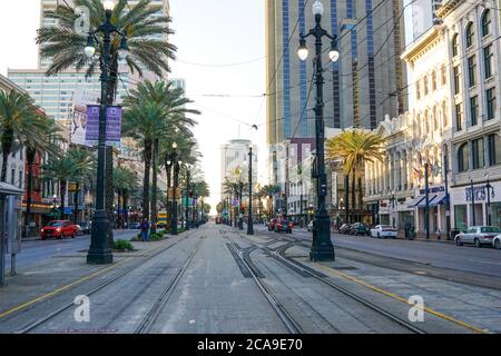 New Orleans - 04/15/2018 : prospettiva di Canal Street con i binari del tram Foto Stock