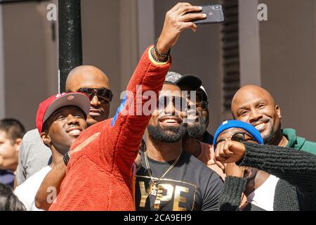 New Orleans - 04/15/2018 : selfie di gruppo con un rapper in Bourbon Street Foto Stock