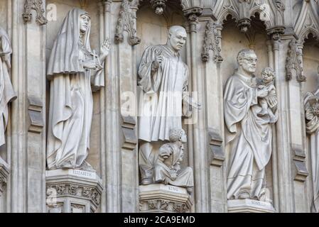 La granduchessa Elisabetta di Russia, Martin Luther King, Oscar Romero, martiri del XX secolo sulla facciata sopra la porta Grande Ovest dell'Abbazia di Westminster Foto Stock