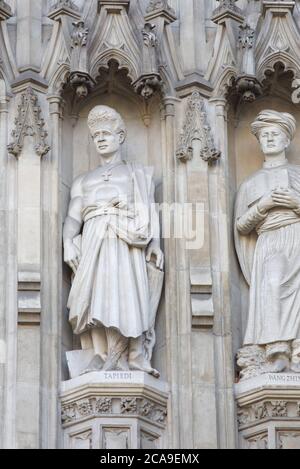 Lucian Tapiedi e Wang Zhiming martiri del XX secolo sulla facciata sopra la Grande porta Ovest dell'Abbazia di Westminster Foto Stock