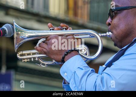 New Orleans - 04/15/2018 : jazz man che suona la tromba durante la mostra in Bourbon Street, per il festival jazz Foto Stock
