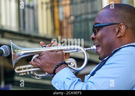 New Orleans - 04/15/2018 : jazz man che suona la tromba durante la mostra in Bourbon Street, per il festival jazz Foto Stock
