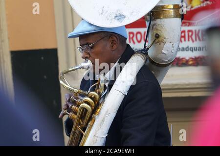 New Orleans - 04/15/2018 : uomo jazz di strada che suona la tuba in Bourbon Street Foto Stock