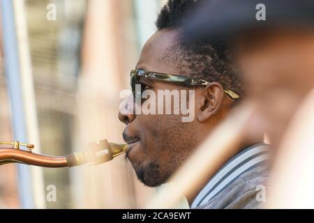 New Orleans - 04/15/2018 : jazz man che suona sax durante la mostra a Bourbon Street, per il festival jazz Foto Stock