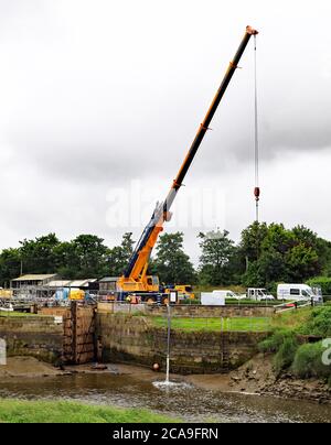 Nuovi cancelli di alluvione sono stati montati alla serratura di Tarleton, la serratura dal canale di Leeds e Liverpool al fiume Douglas utilizzando una gru mobile. 15.7.2020. Foto Stock